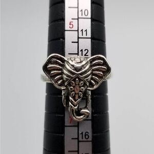 Silver toned elephant ring size 6 R148 🌟